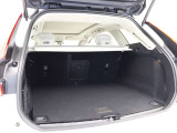 開口部のへりからフラットになっているため、荷物の乗せ降ろしもスムーズにできます。後席の背もたれは60:40分割式ですので、乗せたい荷物の大きさや量に合わせて使い分けることができます。