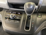 CVT車のセレクトレバーです。低速から高速まで、変速ショックのないスムーズな走りを実現するとともに、エンジン効率のよい領域を維持することで燃費にも貢献します。
