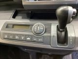 5速AT車のセレクトレバーです。低速から高速までスムーズな走りを実現するとともに、エンジン効率のよい領域を維持することで燃費にも貢献します。
