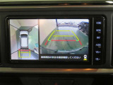 パノラミックビューモニター搭載。カメラで車両周囲の状況を映し出すため、狭い場所での駐車などに役立ちます。