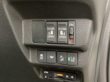 両側電動スライドドアは運転席から操作ができるよう、操作スイッチが付いています。Hondaセンシング用のVSA解除とレーンキープアシストシステムなどのメインスイッチなども装備しています。