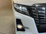 【LEDヘッドライト】悪天候や夜間走行時も良好な視界を確保し安心して運転できる高輝度LEDヘッドライトを装備!点灯速度が早く、消費電力も抑えられています。
