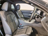 【コックピットシート】BMW車の主役席。車体中央にくる様に配置し車両重心とが一致する事でドライバーと車との一体感あるドライビングを実現。人間工学に基づき形成した形状が長時間のドライブ疲労も軽減します!