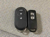 スマートキーを装備しています。鍵を差し込むことなくドアロックの開け閉めと、スタートボタン操作でのエンジンスタートができます。加えて、純正リモコンエンジンスターター用の操作キーもついています。