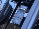 信号待ちなどでブレーキから足を離しても停車を維持してくれるオートブレーキホールド。アクセルを踏むとブレーキが解除され発進が可能です。