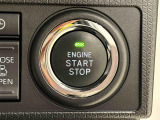 エンジン始動はプッシュスタートで楽々♪電子カードキーを携帯していれば、ブレーキを踏みながらボタンを押すだけで、エンジンの始動がスマートに行えます♪