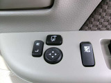 ドアミラースイッチは運転席のアームレスト付近にあります。キースイッチ(電源ポジション)がONまたはOFFでACC状態のときに操作できます。