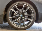 【BMWアロイホイル】軽量かつ強度に拘ったアロイホイル。走行性能ポテンシャルを引き出す設計。車の足元を引き締めてくれる大きなポイントはアロイホイルです。