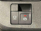指先だけで簡単に操作が可能な電動パーキングブレーキを採用。「HOLD」スイッチを押すと、渋滞や信号待ちなどでブレーキペダルから足を離しても、ブレーキを保持するので安心です