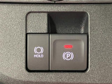 【電動パーキングブレーキ+オートブレーキホールド機能】 指先だけで簡単に操作が可能なパーキングブレーキ、スイッチを押すとブレーキペダルから足を離してもブレーキを保持できるオートブレーキホールド搭載