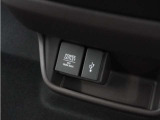 スマートフォンの充電等にも便利な電源ソケットも使いやすい場所に装備されています。