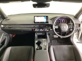 車内は光触媒抗菌消臭施工済です。インパネ周りはスタイリッシュなデザインで機能や装備も充実しています。グローブボックスやカップホルダーのほかにトレーなどたくさんの収納スペースが付いています。