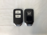 スマートキーを装備しています。鍵を差し込むことなくドアロックの開け閉めと、スタートボタン操作でのエンジンスタートができます。スペアキーも同じものを用意しております。