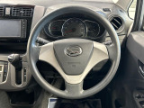 インテリアに合わせたデザインのステアリングは、運転される方のことも考え、運転しやすい形状、大きさです。是非一度、実際に触ってお確かめください。