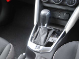 マツダ独自の「SKYACTIV-DRIVE(スカイアクティブ・ドライブ)」6速ATを搭載。マニュアル車のようなダイレクトな変速と、スムーズで快適な走りを両立します。燃費性能にも貢献し、軽快な運転を楽しめます。