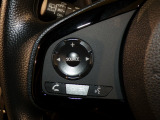 【ステアリングリモコン】ステアリングにオーディオ調節可能なスイッチが装備されていますので運転中でも視線をそらさずにオーディオの調節が可能です!