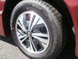 アルミホイール付!鉄ホイールと違って軽いので燃費にも影響してきます。ガソリンの高騰に少しは貢献します!足元がきまります。