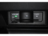 ETC2.0対応車載器。全国の高速道路に設置されたITSスポットとの高速大容量(ETCの4倍)、双方向通信で、世界初の路車協調システムによる運転支援サービスを受けることができます。