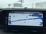 タッチスクリーンをタップするかスワイプするだけですべての機能を呼び出せます。Apple CarPlayおよびAndroid Autoに対応しスマートフォンとのシームレスな 連携も実現。さらに、USBポートを標準装備しています。
