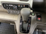 CVT車のセレクトレバーです。低速から高速まで、変速ショックのないスムーズな走りを実現するとともに、エンジン効率のよい領域を維持することで燃費にも貢献します。