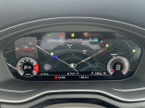 スピードメーターなどの運転に必要な計器とともに、オーディオ・電話の操作画面や地図などを表示。レイアウトはステアリングスイッチで切り替えでき運転に集中しながら必要な情報を瞬時に得ることが可能。