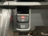 セレクトレバーの右に電子制御パーキングブレーキがあります。スイッチひとつで、停車した地点の傾斜などをシステムが検知・判断してブレーキ力を自動的に最適制御し、しっかり停車できるパーキングシステムです。