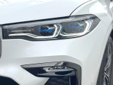 ●LEDヘッドライト:夜間走行時も良好な視界を確保し安心して運転できる高輝度LEDヘッドライトを装備!点灯速度が早く、消費電力も抑えられています。