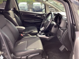 フロントは広々セパレートシート、運転席は、高さを調整できるハイトアジャスター付きです。