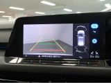 ギアをリバースに入れると車両後方の映像を映し出します。画面にはガイドラインが表示され、車庫入れや縦列駐車などの際に安全確認をサポートします。