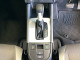 CVT車のセレクトレバーです。低速から高速まで、変速ショックのないスムーズな走りと、エンジン効率のよい領域を維持して燃費にも貢献します。サイドブレーキはスイッチ操作の電子制御パーキングブレーキです。