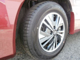 アルミホイール付!鉄ホイールと違って軽いので燃費にも影響してきます。ガソリンの高騰に少しは貢献します!足元がきまります。