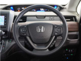 【Honda SENSING】 カメラ等装置で精度の高い検知能力を発揮、安全運転を支援します。ステアリング上のコントローラーに注目!
