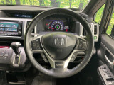 インテリアに合わせたデザインのステアリングは、運転される方のことも考え、運転しやすい形状、大きさです。是非一度、実際に触ってお確かめください。