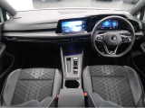 シンプルなデザインと一目でわかるスイッチの配置はPeoples Car=みんなの車という考えの現れです。各スイッチにはバックライトもついており、夜間でも安全に操作して頂けます。