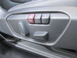 運転席メモリー付きフロント電動シート装備。