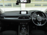 運転するあなたを中心に考えられたコックピット。直感的に操作できるレイアウトが、安心感と運転する楽しさを両立しています。