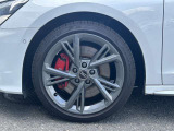 Audiは、スポーティなデザインからシンプルでエレガントなデザインまで、さまざまなデザインを提供しています。軽量でありながら高い強度を持っており車両のハンドリング性能やブレーキ性能が向上します。