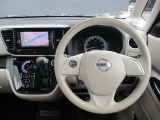 デイズルークスの運転席廻りになります。ひじ掛けや収納など便利な装備がついてます!