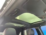 ●サンルーフ:開放感たっぷりの希少装備、サンルーフが装着されています!車内に明かりを取り入れたり景色を楽しむ以外にも、車内の空気も簡単に換気できて快適です!