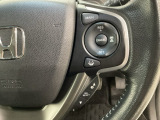 ハンドルにHondaセンシング系のクルーズコントロールやレーンキープアシストなどの操作スイッチが装備されています。ハンドルから手を離さず安全に操作できます。