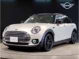 MINIのフロントグリルのデザインはイギリスで生まれた当初から、シルバーのサイドバーが折り重なった伝統的なデザインで御座います。その伝統はBMWのお車になってからでも少しずつ形を変えて守られております