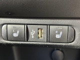 【シートヒーター】シートを温めてくれる暖房機器です!長時間座っていると負担が掛かりやすい背中や腰、または冬場などの寒い日に冷えやすい脚部に快適なぬくもりを伝えます。