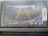 【リアカメラ】リバースに入れるだけで後方の映像が映ります。安全確認や、狭い駐車場での車庫入れ、雨の日や夜間など視界の悪い時に便利です。安全にバックする為には欠かせない装備です。