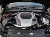 Audi 認定中古車保証は、エンジンやギアボックス・ブレーキ等の主要部品を含み、距離無制限(期限は車種により異なります。)有償で延長保証+1年を設定。