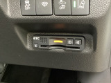 ハンドルの右下にETCがついています。高速道路の料金所の通過も楽々です!。 カードの取り出しもしやすい場所についています。