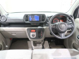 使いやすく運転しやすいレイアウトの運転席回り。