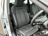 圧迫感のない運転席です
