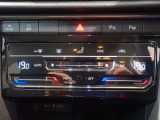 2ゾーンフルオートエアコンを装備。運転席と助手席、それぞれ独立して温度の設定ができます。