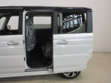 両側パワースライドドア付きだから、狭い駐車スペースなどでの 乗り降りラクラク!小さなお子さまのいるご家庭には嬉しい装備。