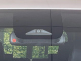 【プリクラッシュセーフティ】前方の車両等を検知し、衝突しそうな時は警報で注意を促し、ブレーキを踏む力をサポート。ブレーキを踏めなかった場合は衝突被害軽減ブレーキが作動、衝突回避をサポートします。